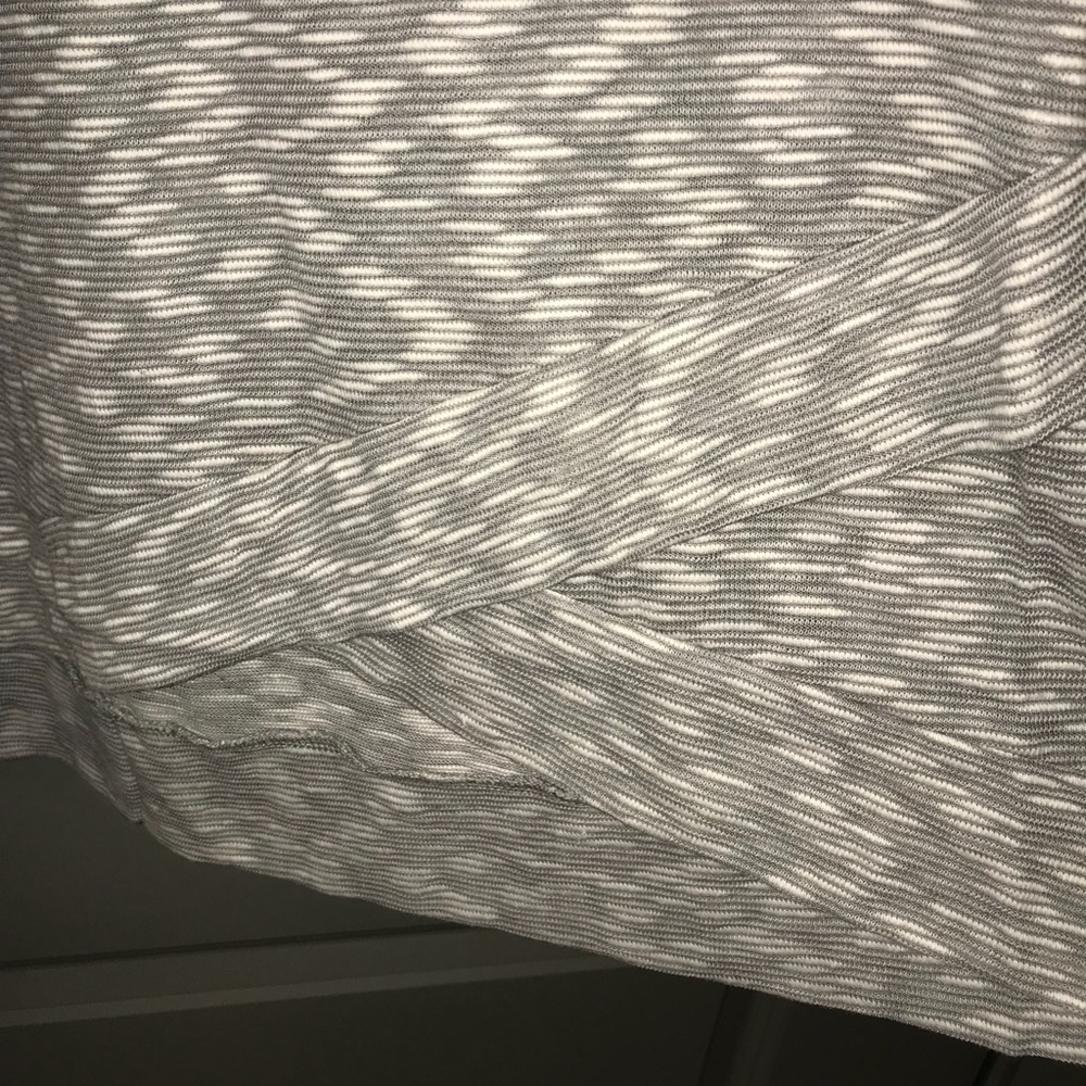 ✨FINAL SALE✨ONE SMALL LEFT! Gray and white tunic - Picture 4 of 6